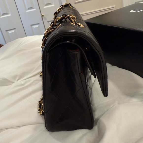 CHANEL Black lambskin medium classic flap - Picture 7 of 17